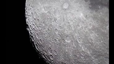 Un fot&oacute;grafo tinerfe&ntilde;o capta con nitidez los detalles y cr&aacute;teres de la Luna desde Canarias