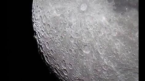 Un fot&oacute;grafo tinerfe&ntilde;o capta con nitidez los detalles y cr&aacute;teres de la Luna desde Canarias