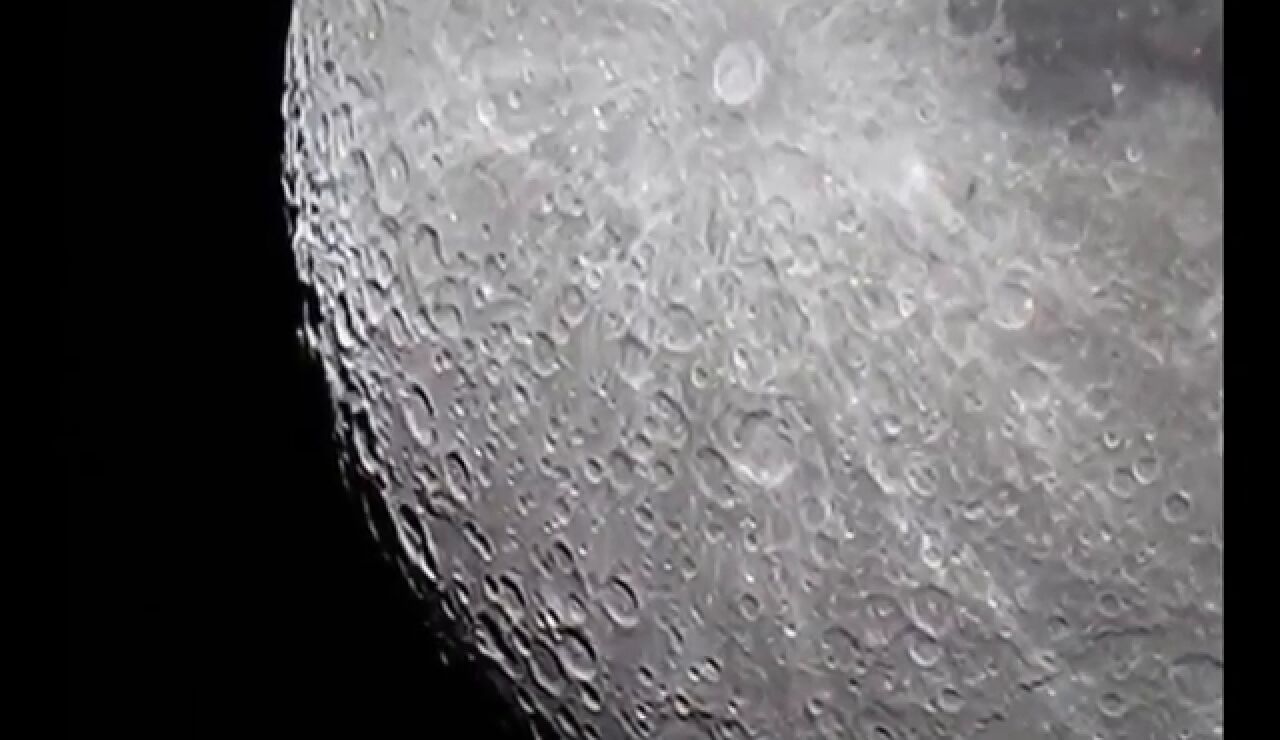 Un fot&oacute;grafo tinerfe&ntilde;o capta con nitidez los detalles y cr&aacute;teres de la Luna desde Canarias
