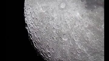 Un fot&oacute;grafo tinerfe&ntilde;o capta con nitidez los detalles y cr&aacute;teres de la Luna desde Canarias