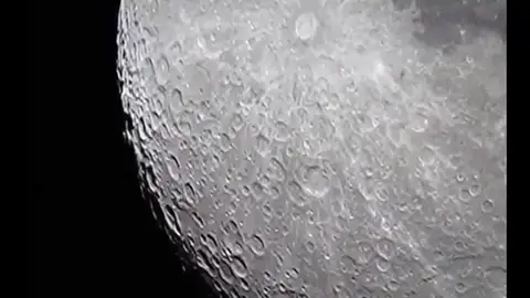Un fotógrafo tinerfeño capta con nitidez los detalles y cráteres de la Luna desde Canarias Un fotógrafo tinerfeño capta con nitidez los detalles y cráteres de la Luna desde Canarias