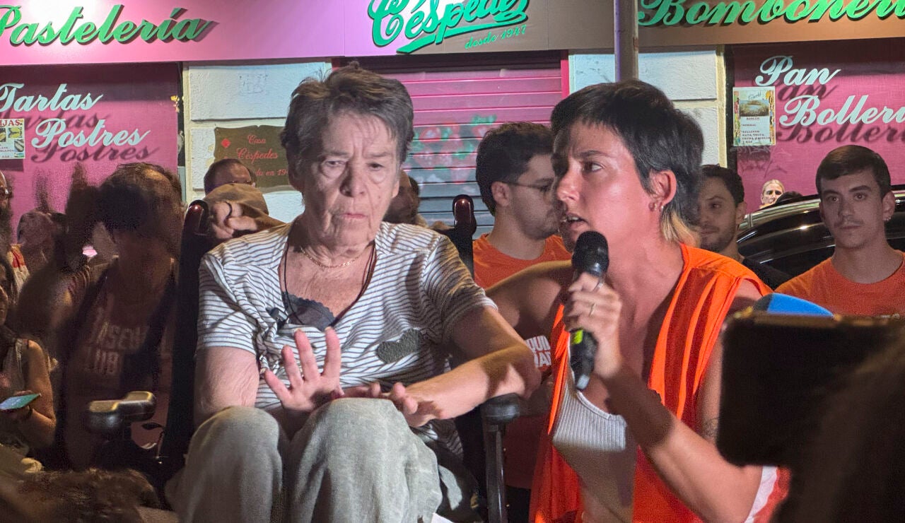 Maricarmen acompa&ntilde;ada por representantes del movimiento vecinal &acute;Inquilinas de Madrid&acute;,