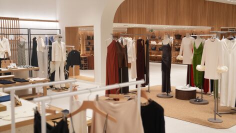 Prendas de ropa en una tienda