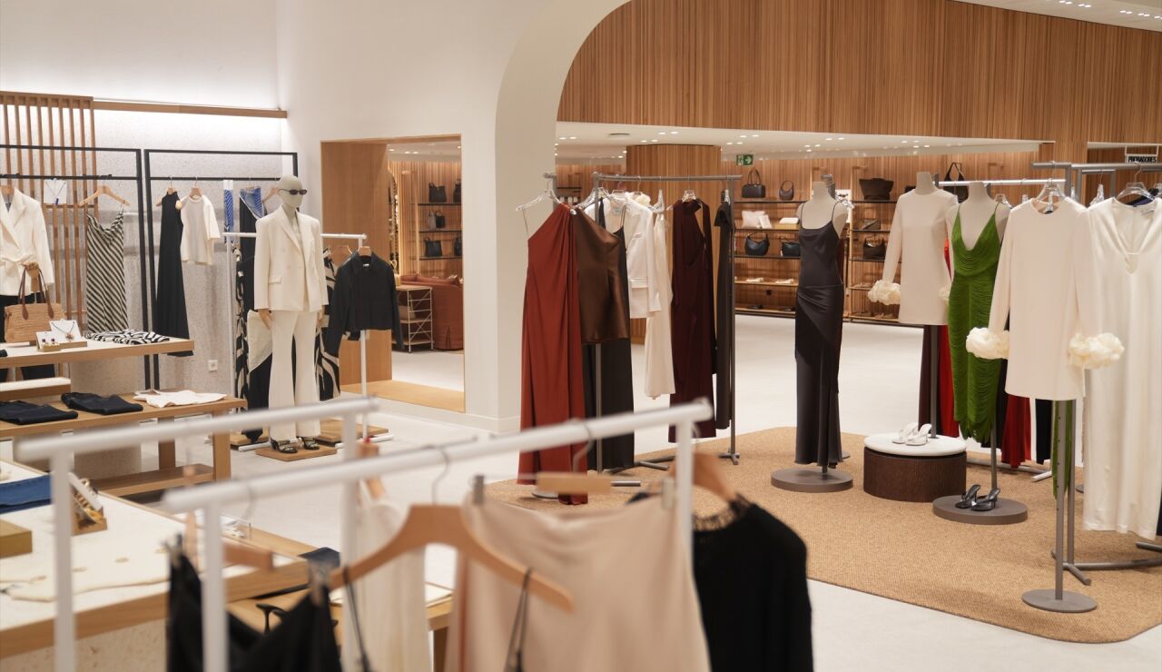 Prendas de ropa en una tienda