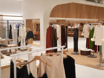 Prendas de ropa en una tienda Prendas de ropa en una tienda