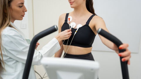 Examen médico a una mujer