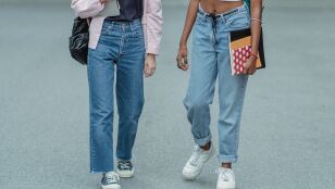 Dos mujeres con vaqueros