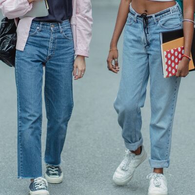 Dos mujeres con vaqueros