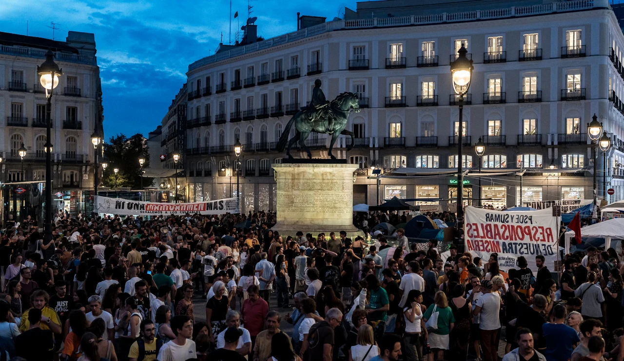 Los acampados en Sol se preparan para pasar su segunda noche