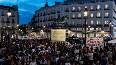 Numerosas personas pasan la segunda noche acampados en tiendas de campa&ntilde;a para exigir la aprobaci&oacute;n de un decreto sobre vivienda, en la Puerta del Sol, a 27 de septiembre de 2026, en Madrid (Espa&ntilde;a). Los manifestantes tienen intenci&oacute;n de permanecer acampados en la plaza para exigir la aprobaci&oacute;n de un decreto sobre vivienda, que han bautizado como 'decreto Maricarmen', hasta la celebraci&oacute;n del Consejo de Ministros del pr&oacute;ximo martes 29 de septiembre. 27 SEPTIEMBRE 2026 Diego Radam&eacute;s / Europ...