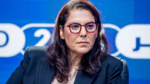 La coordinadora nacional del Partido de la Autenticidad y Modernidad (PAM), Fatima-Zahra Mansouri, asiste a una rueda de prensa en Rabat, Marruecos