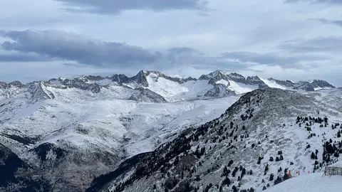 Imagen captada en el Rincón del Cielo, cota a 2.300 metros, con el pico Aneto y el Macizo de las Maladetas en el horizonte Imagen captada en el Rincón del Cielo, cota a 2.300 metros, con el pico Aneto y el Macizo de las Maladetas en el horizonte