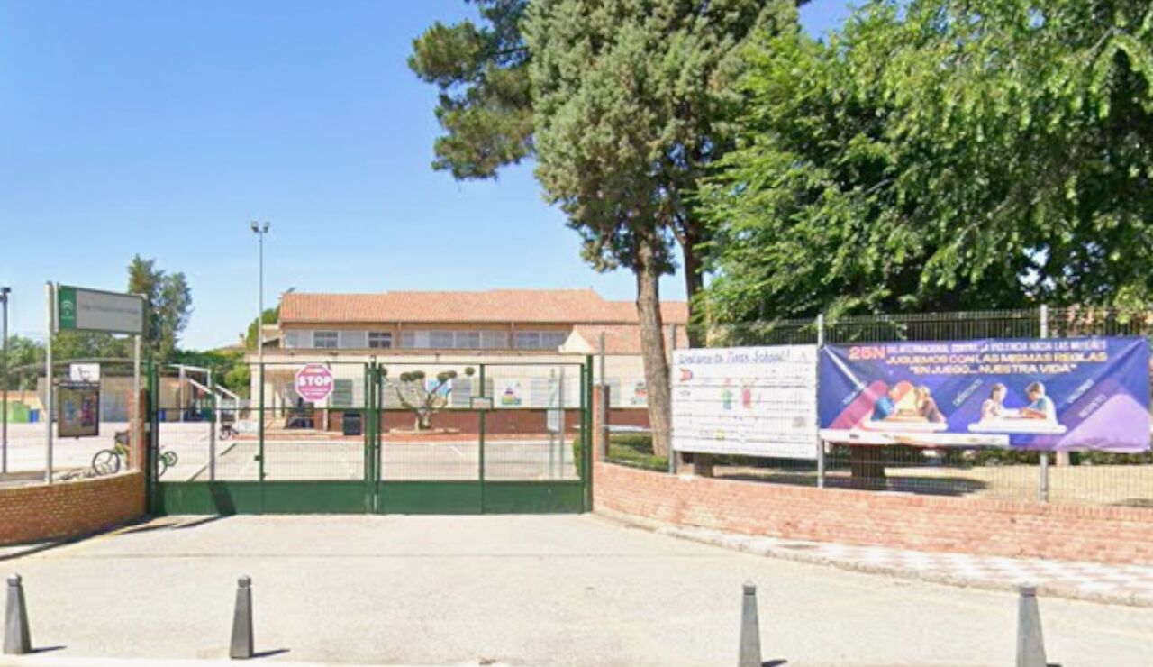 Imagen de la puerta del colegio 