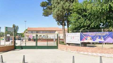 Imagen de la puerta del colegio 