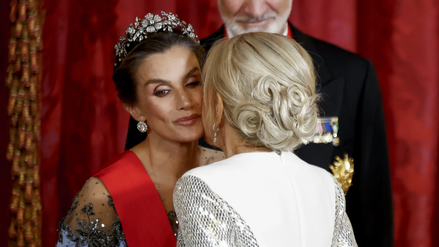 La reina Letizia saludando a Brigitte Macron La reina Letizia saludando a Brigitte Macron