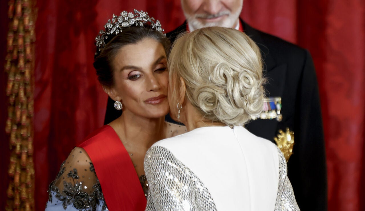 La reina Letizia saludando a Brigitte Macron