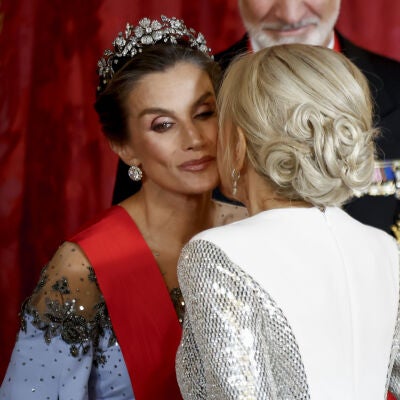 La reina Letizia saludando a Brigitte Macron