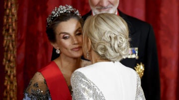 La reina Letizia saludando a Brigitte Macron