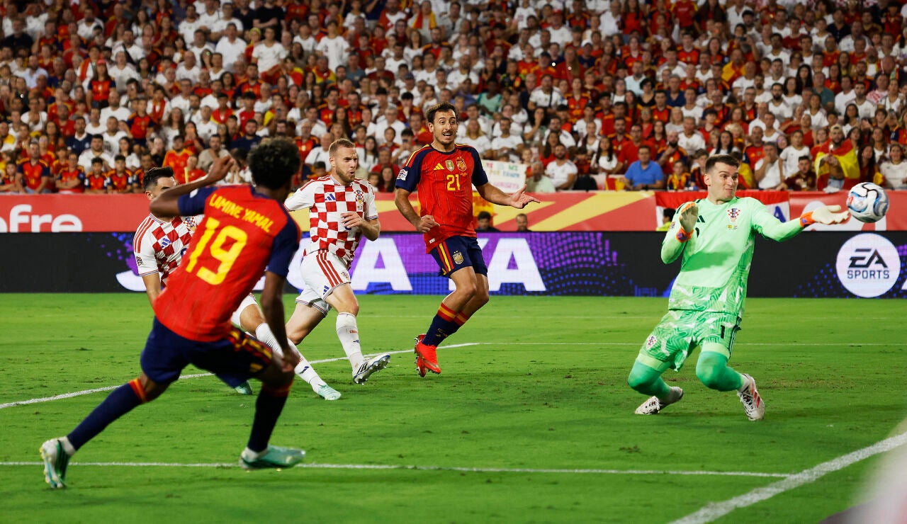 Lamine Yamal anota su segundo gol ante Livakovic en el Pizju&aacute;n
