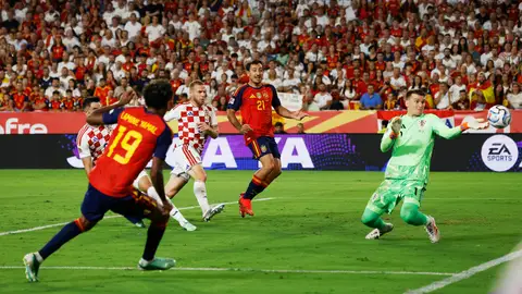 Lamine Yamal anota su segundo gol ante Livakovic en el Pizjuán Lamine Yamal anota su segundo gol ante Livakovic en el Pizjuán