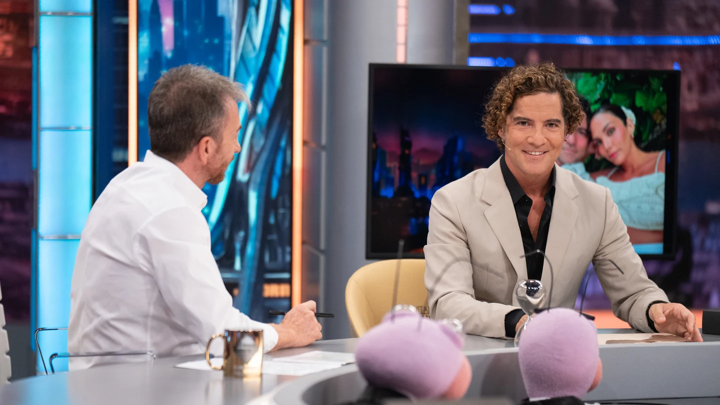 David Bisbal confiesa su punto romántico con Rosanna Zanetti: "Lo que hago para calmarme es abrazarme a ella" David Bisbal confiesa su punto romántico con Rosanna Zanetti: "Lo que hago para calmarme es abrazarme a ella"