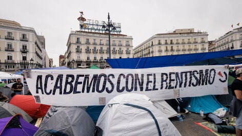 Varias personas durante la acampada en por la vivienda, en la Puerta del Sol, a 28 de septiembre de 2026, en Madrid (Espa&ntilde;a). Contin&uacute;a este lunes, 28 de septiembre, la acampada en la Puerta del Sol convocada por el Sindicato de Inquilinas e Inquilinos de Madrid para reclamar un nuevo decreto de vivienda --bautizado como 'decreto Maricarmen' en honor a la octogenaria que fue desahuciada el pasado mi&eacute;rcoles, 23 de septiembre, en Madrid-- que ofrezca medidas que garanticen el derecho a la vivien...