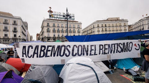 Varias personas durante la acampada en por la vivienda, en la Puerta del Sol, a 28 de septiembre de 2026, en Madrid (Espa&ntilde;a). Contin&uacute;a este lunes, 28 de septiembre, la acampada en la Puerta del Sol convocada por el Sindicato de Inquilinas e Inquilinos de Madrid para reclamar un nuevo decreto de vivienda --bautizado como 'decreto Maricarmen' en honor a la octogenaria que fue desahuciada el pasado mi&eacute;rcoles, 23 de septiembre, en Madrid-- que ofrezca medidas que garanticen el derecho a la vivien...