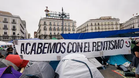 La acampada en Sol continúa con la vista puesta en el 'decreto Maricarmen' Varias personas durante la acampada en por la vivienda, en la Puerta del Sol, a 28 de septiembre de 2026, en Madrid (España). Continúa este lunes, 28 de septiembre, la acampada en la Puerta del Sol convocada por el Sindicato de Inquilinas e Inquilinos de Madrid para reclamar un nuevo decreto de vivienda --bautizado como 'decreto Maricarmen' en honor a la octogenaria que fue desahuciada el pasado miércoles, 23 de septiembre, en Madrid-- que ofrezca medidas que garanticen el derecho a la vivien...