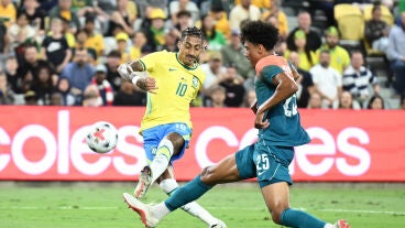 Raphinha, en acci&oacute;n ante Australia en el Queensland Country Bank Stadium