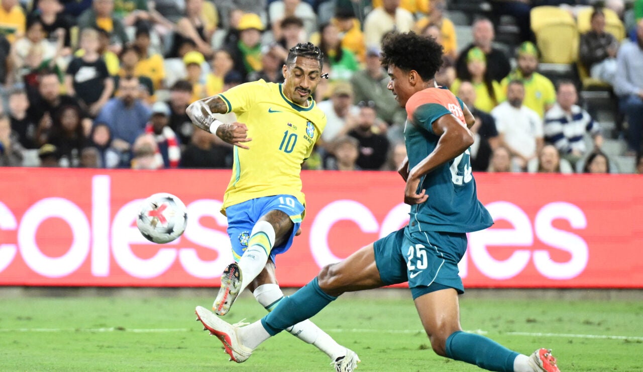 Raphinha, en acci&oacute;n ante Australia en el Queensland Country Bank Stadium