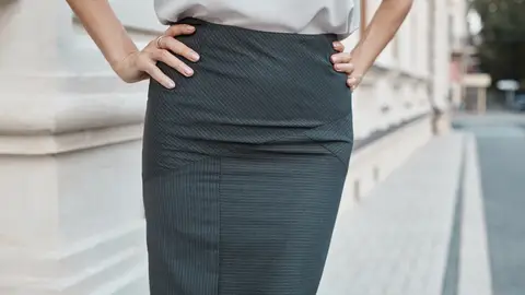 Mujer vestida con una falda de lapiz Mujer vestida con una falda de lapiz