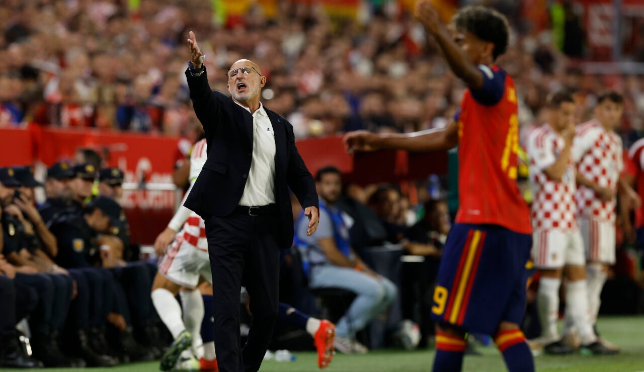 Luis de la Fuente da instrucciones en la banda del S&aacute;nchez Pizju&aacute;n