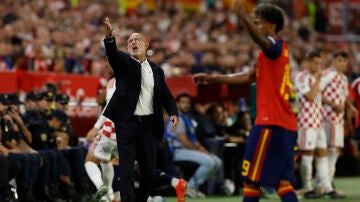 Luis de la Fuente da instrucciones en la banda del S&aacute;nchez Pizju&aacute;n