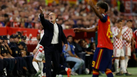 Luis de la Fuente da instrucciones en la banda del S&aacute;nchez Pizju&aacute;n