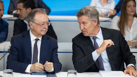 El presidente del Partido Popular, Alberto N&uacute;&ntilde;ez Feij&oacute;o, junto al presidente de Ceuta, Juan Jes&uacute;s Vivas, durante la Junta Directiva Nacional del PP, a 28 de septiembre de 2026, en Madrid (Espa&ntilde;a). Feij&oacute;o ha reunido hoy a la Junta Directiva del PP en medio del debate pol&iacute;tico con la crisis migratoria en Ceuta y la crisis de la vivienda y la mirada puesta en las elecciones de 2027. 28 SEPTIEMBRE 2026 Jes&uacute;s Hell&iacute;n / Europa Press 28/09/2026