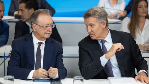 Feijóo preside la Junta Directiva Nacional del PP El presidente del Partido Popular, Alberto Núñez Feijóo, junto al presidente de Ceuta, Juan Jesús Vivas, durante la Junta Directiva Nacional del PP, a 28 de septiembre de 2026, en Madrid (España). Feijóo ha reunido hoy a la Junta Directiva del PP en medio del debate político con la crisis migratoria en Ceuta y la crisis de la vivienda y la mirada puesta en las elecciones de 2027. 28 SEPTIEMBRE 2026 Jesús Hellín / Europa Press 28/09/2026