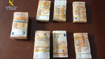 Dinero il&iacute;cito hallado por la Guardia Civil en la A-31