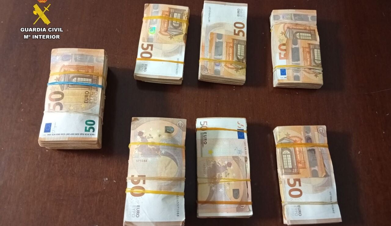 Dinero il&iacute;cito hallado por la Guardia Civil en la A-31