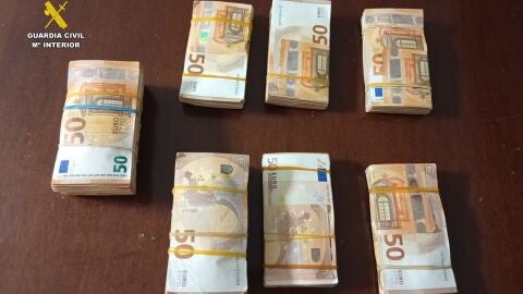 Dinero il&iacute;cito hallado por la Guardia Civil en la A-31