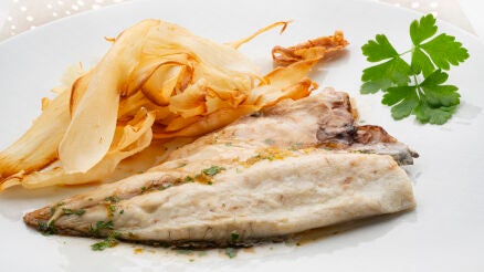 Receta de dorada a la lima con chips de yuca