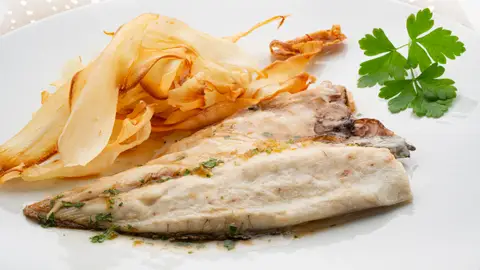 Receta de dorada a la lima con chips de yuca Receta de dorada a la lima con chips de yuca