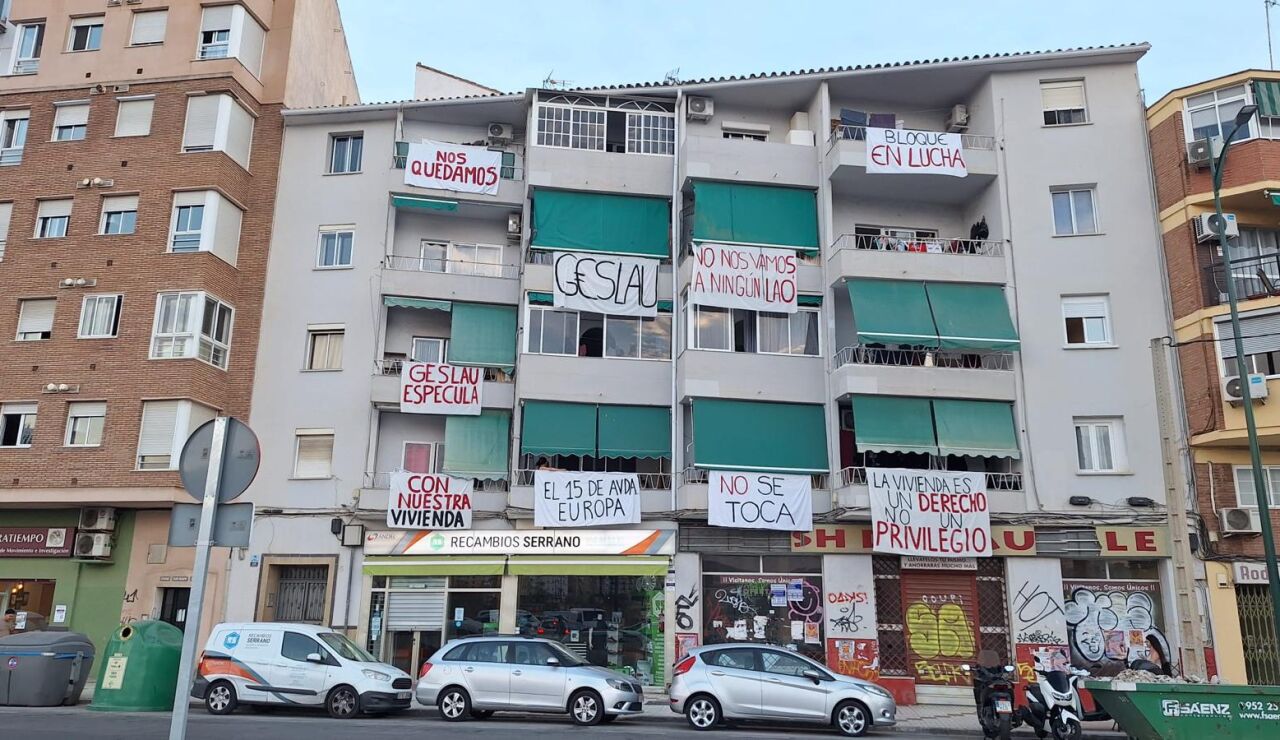 Pancartas en el bloque de viviendas de los afectados