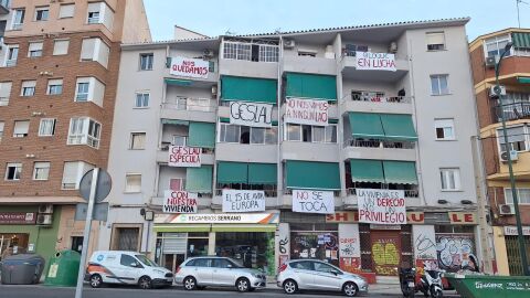 Pancartas en el bloque de viviendas de los afectados