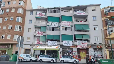 Pancartas en el bloque de viviendas de los afectados Pancartas en el bloque de viviendas de los afectados
