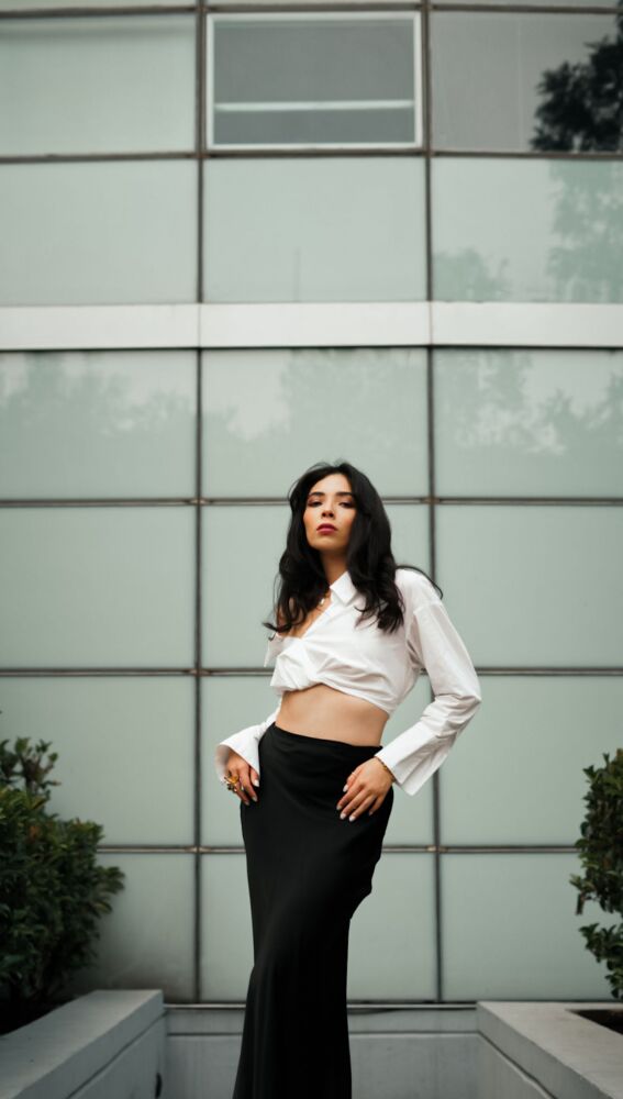 Mujer vestida con una falda de lapiz