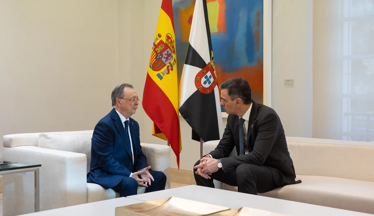 El presidente de Ceuta, Juan Jesús Vivas (i) y el presidente del Gobierno, Pedro Sánchez (d), durante una reunión en el Palacio de La Moncloa, a 22 de noviembre de 2024