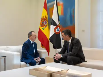 El presidente de Ceuta, Juan Jesús Vivas (i) y el presidente del Gobierno, Pedro Sánchez (d), durante una reunión en el Palacio de La Moncloa, a 22 de noviembre de 2024 El presidente de Ceuta, Juan Jesús Vivas (i) y el presidente del Gobierno, Pedro Sánchez (d), durante una reunión en el Palacio de La Moncloa, a 22 de noviembre de 2024