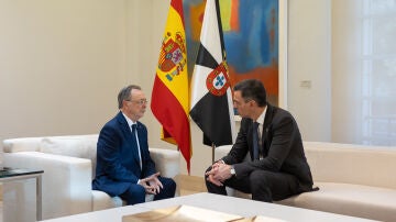 El presidente de Ceuta, Juan Jes&uacute;s Vivas (i) y el presidente del Gobierno, Pedro S&aacute;nchez (d), durante una reuni&oacute;n en el Palacio de La Moncloa, a 22 de noviembre de 2024