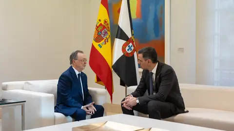 El presidente de Ceuta, Juan Jesús Vivas (i) y el presidente del Gobierno, Pedro Sánchez (d), durante una reunión en el Palacio de La Moncloa, a 22 de noviembre de 2024 El presidente de Ceuta, Juan Jesús Vivas (i) y el presidente del Gobierno, Pedro Sánchez (d), durante una reunión en el Palacio de La Moncloa, a 22 de noviembre de 2024
