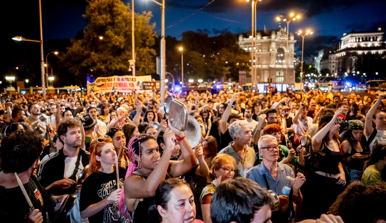 Decenas de personas durante una cacerolada por la vivienda, frente al Ayuntamiento de Madrid, a 1 de octubre de 2026, en Madrid (Espa&ntilde;a)